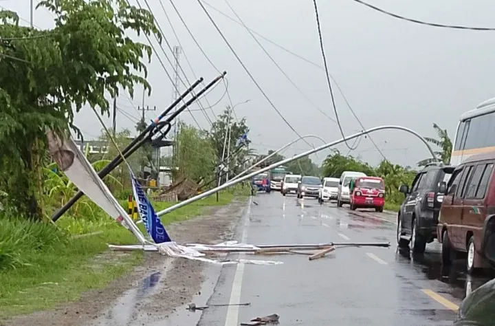 Cuaca Ekstrem Di Ponorogo, Belasan Bangunan Berantakan