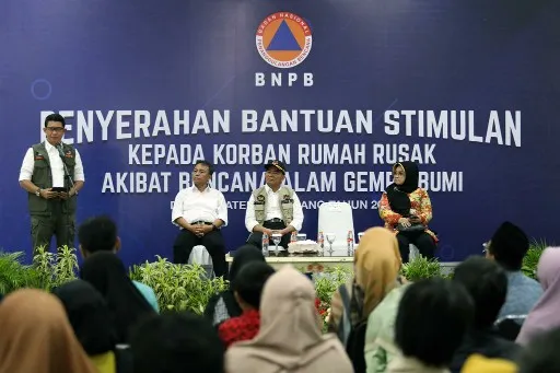 Serahkan Dana Stimulan Bagi Warga Terdampak Gempa Bumi Sumedang