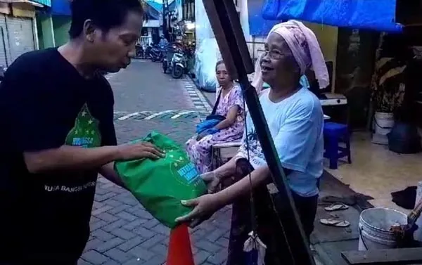 Gus Lilur Bagi-bagi Paket Sembako Gratis, Nyaleg?