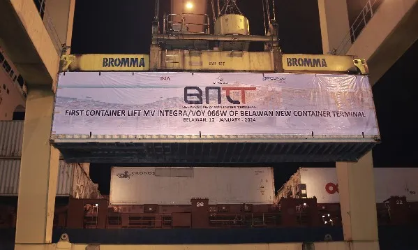 BNCT Resmi Beroperasi, Bongkar Muat Peti Kemas Perdana 1.000 TEUs