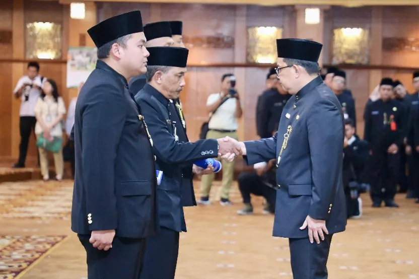 Sekdaprov Adhy Lantik 212 Pejabat Pengawas di Lingkungan Pemprov Jatim