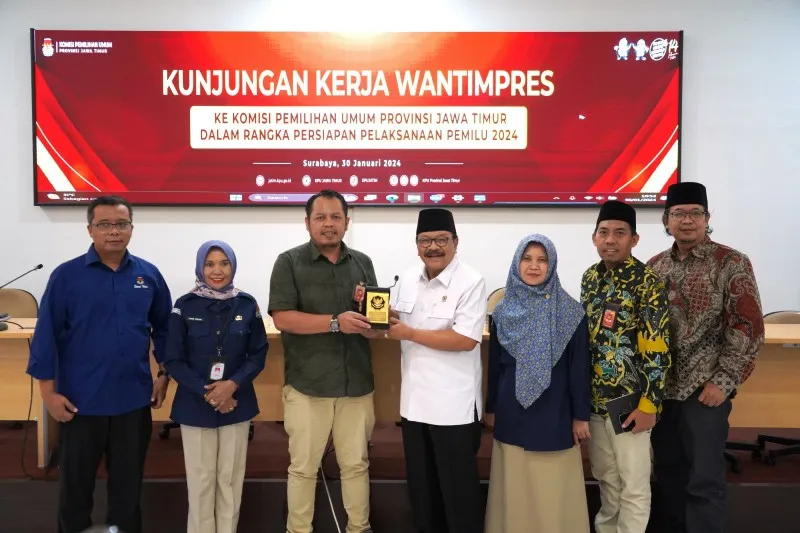 Anggota Wantimpres Soekarwo Datang ke KPU Jatim 