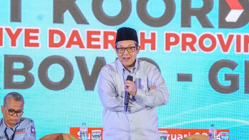 Di Atas Panggung Apel Akbar, Khofifah Ajak Relawan Antarkan Kemenangan