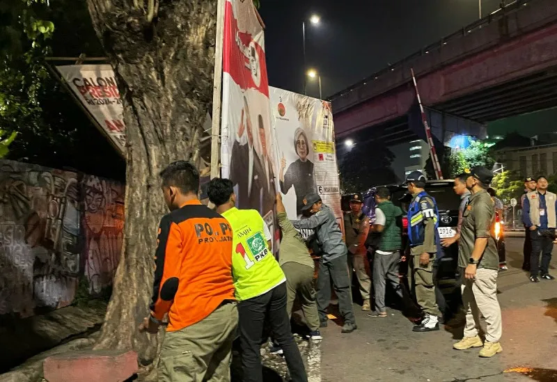 KPU Jatim Bersihkan APK, Gandeng Peserta Pemilu dan Stakeholders