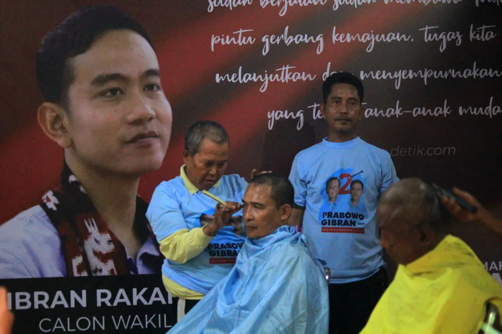 Relawan Prabowo-Gibran Cukur Gundul