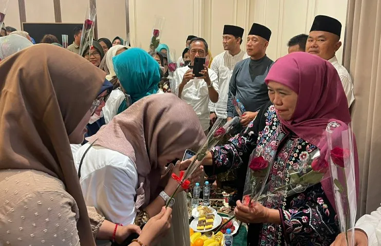 Ratusan Relawan Datangi Rumah Khofifah, Desak 2 Periode