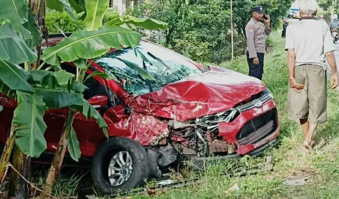 Diduga Ngantuk, Mobil Tabrak Pohon dan Masuk Parit