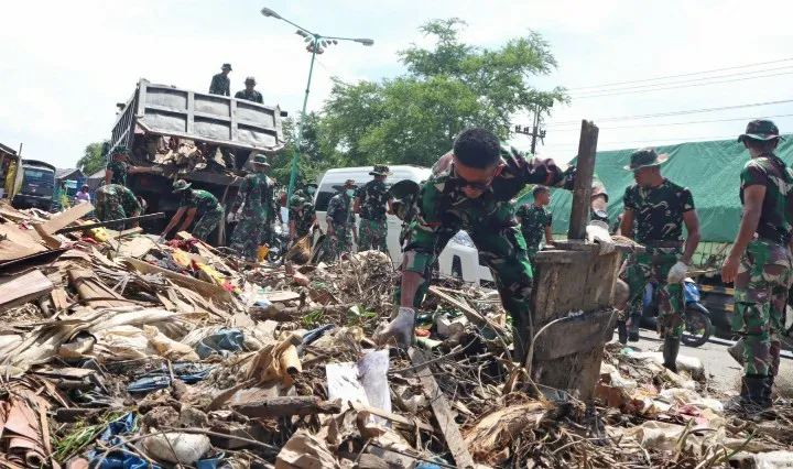 Tim Gabungan Bersihkan Fasum Fasos Wilayah Terdampak di Demak