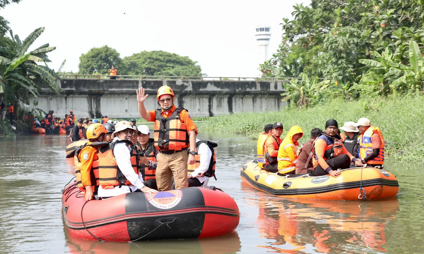 Plh Gubernur Adhy, Susur Sungai Bersihkan Eceng Gondok 