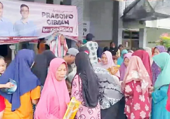 Relawan Prabowo-Gibran BerKharisma Gresik Salurkan Sembako Murah 