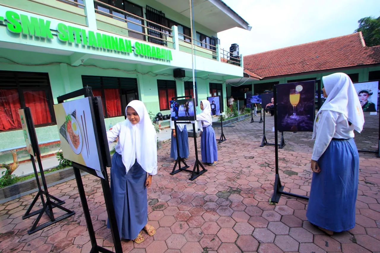 Ciphoc Unitomo Kenalkan Ragam Fotografi di SMK Siti Aminah Surabaya