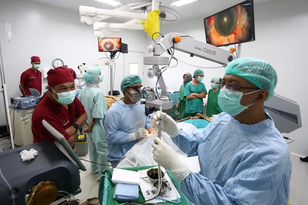 Melihat Proses Operasi Katarak