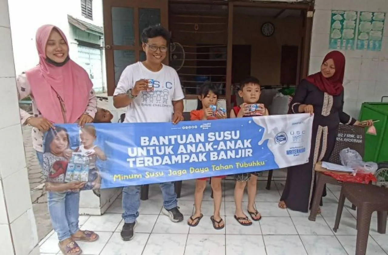 USC Bersama FFI Bagikan Susu untuk Anak Terdampak Bencana Banjir