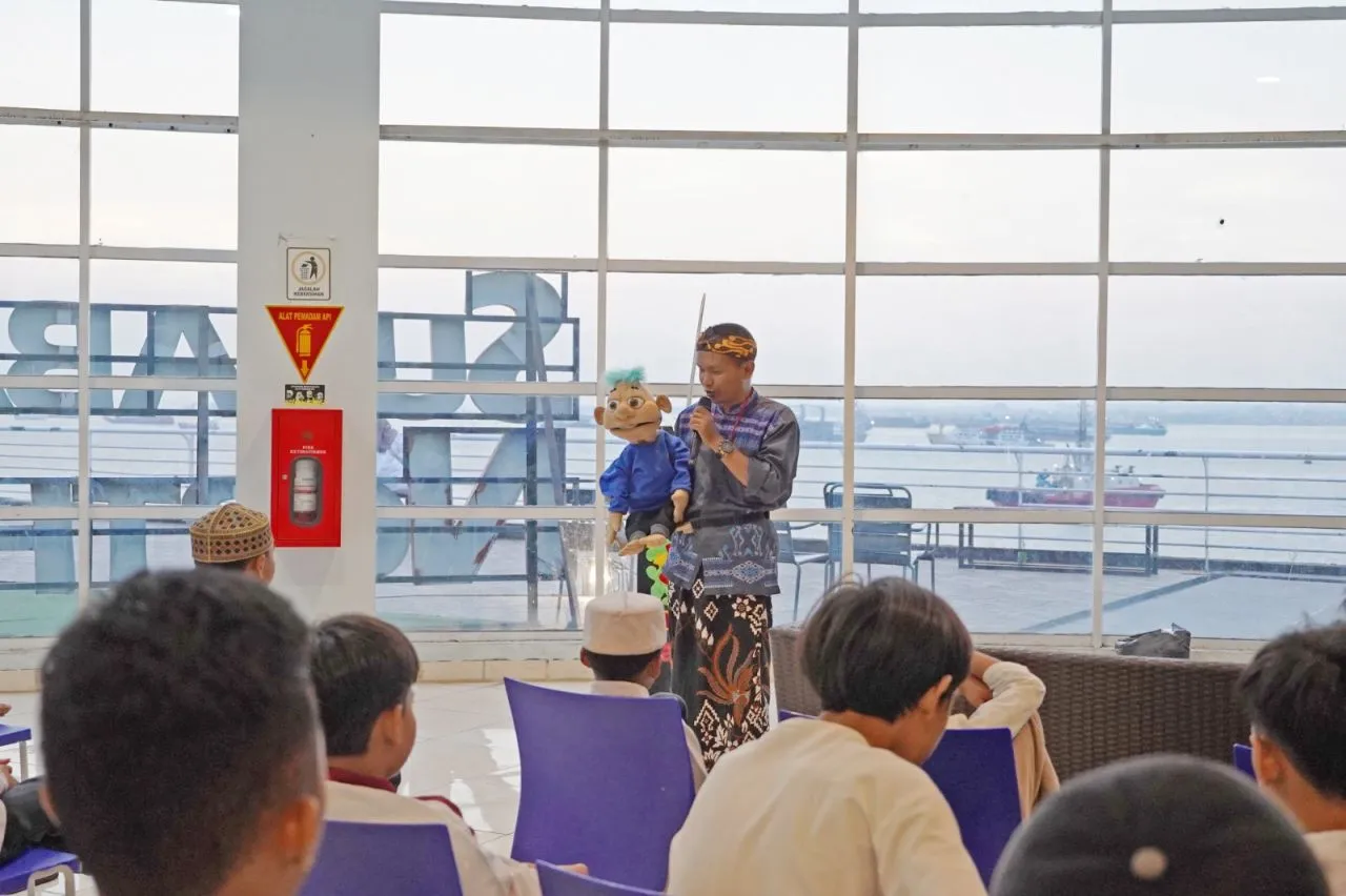 Keseruan Anak Yatim Saat Ngabuburit Maritim di Surabaya North Quay