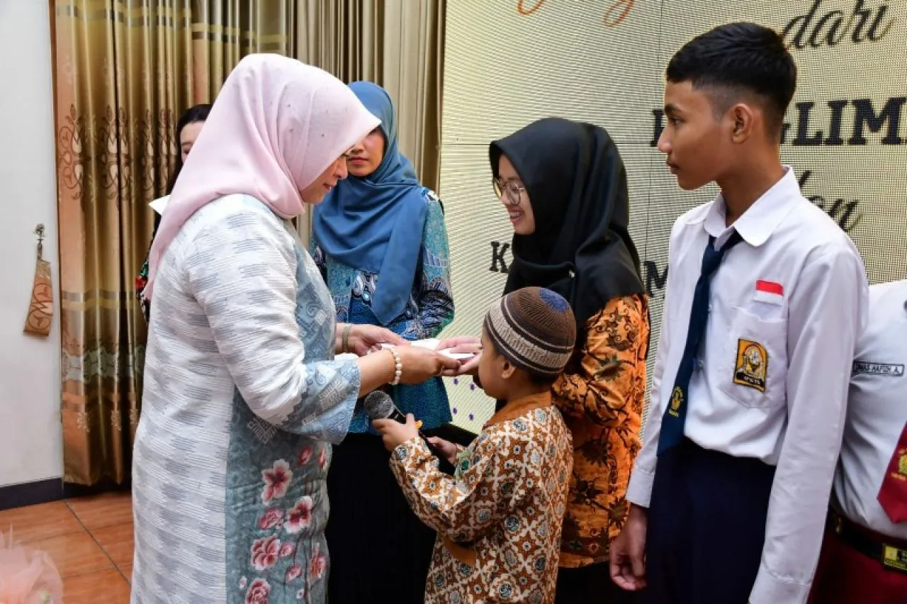 Ahli Waris Awak Pesud Bonanza T-2503 Terima Santunan dari Ketum IKKT PWA