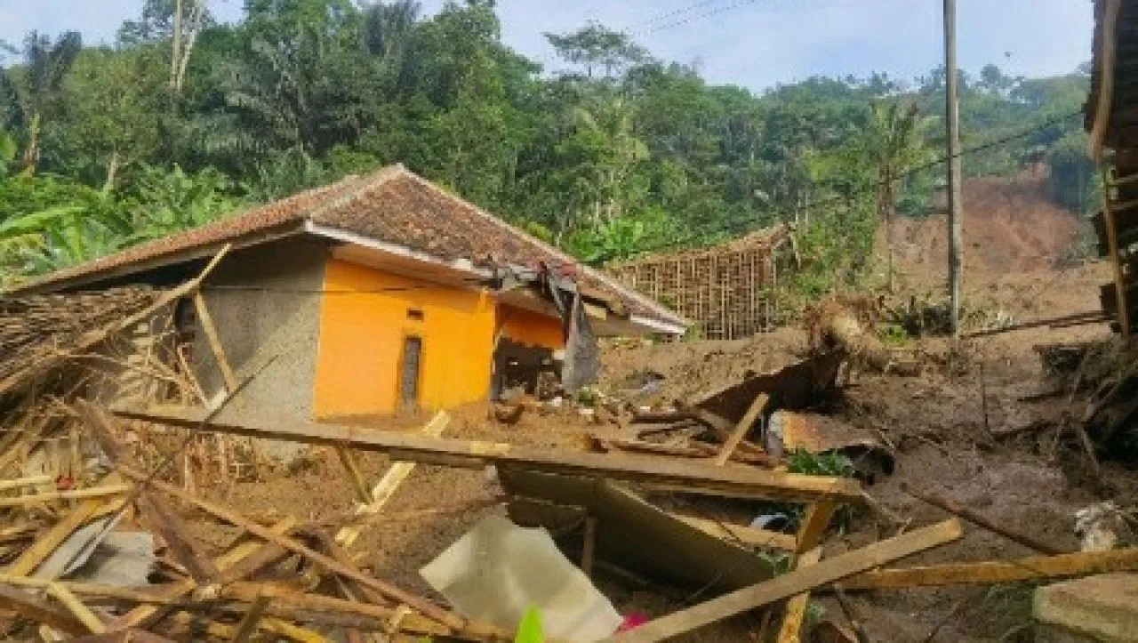 Sembilan Orang Hilang Saat Banjir Bandang dan Longsor di Bandung Barat