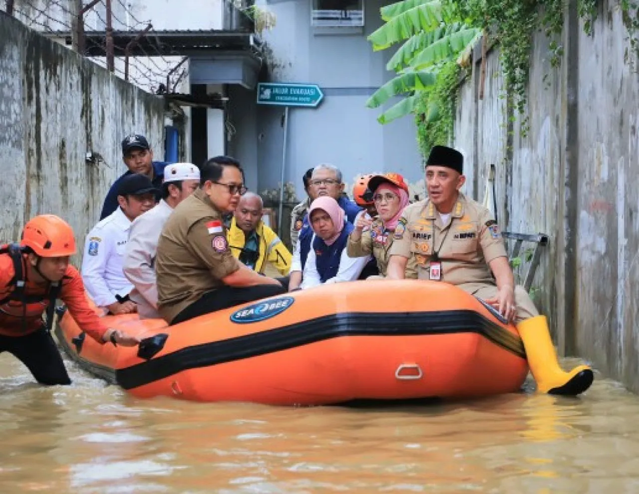 Pj.Gubernur Adhy: Evakuasi Masyarakat Rentan Diutamakan dan Segera Normalisasi DAS