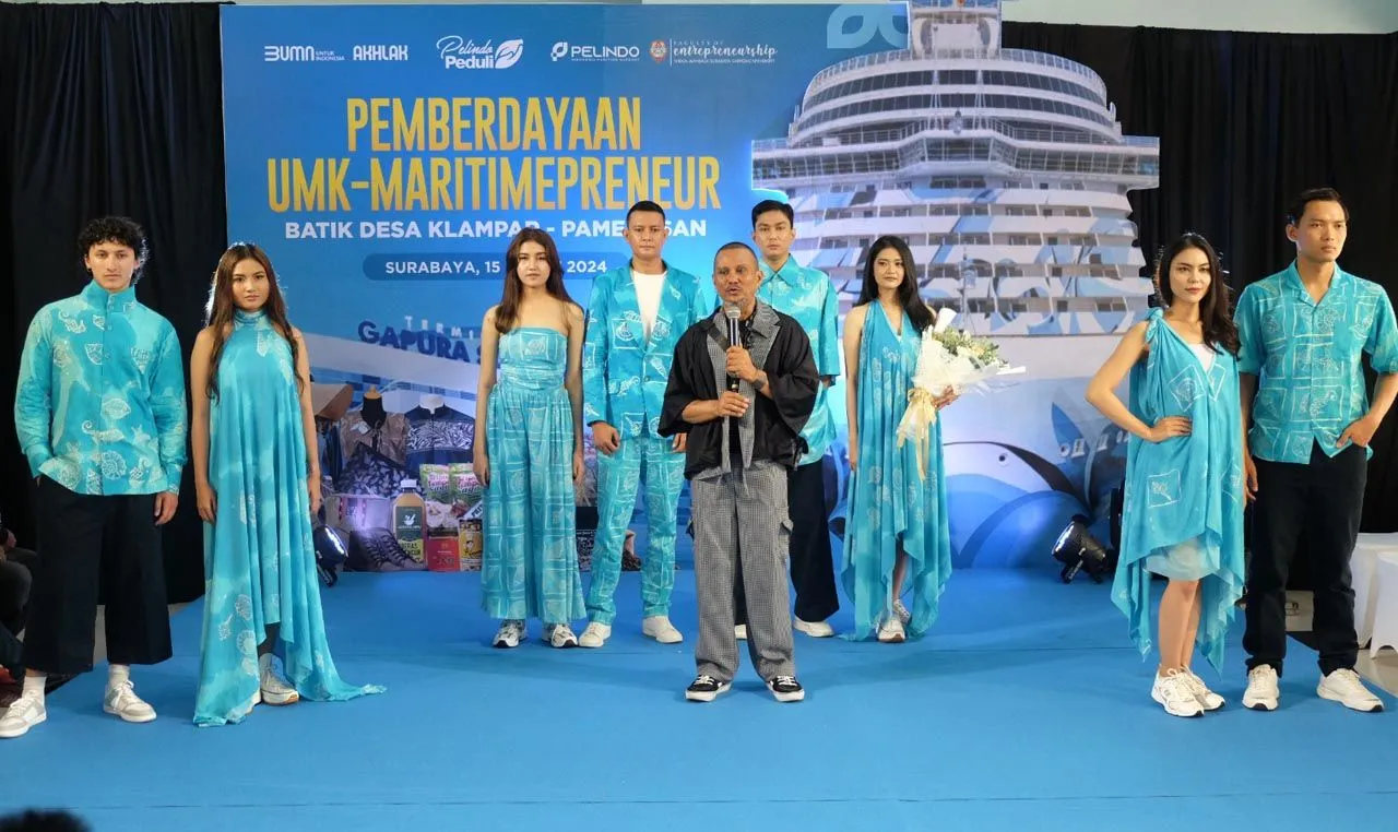 Pelindo Sambut Kapal Pesiar Seven Seas Mariner dengan Pagelaran Busana dan Pameran Batik