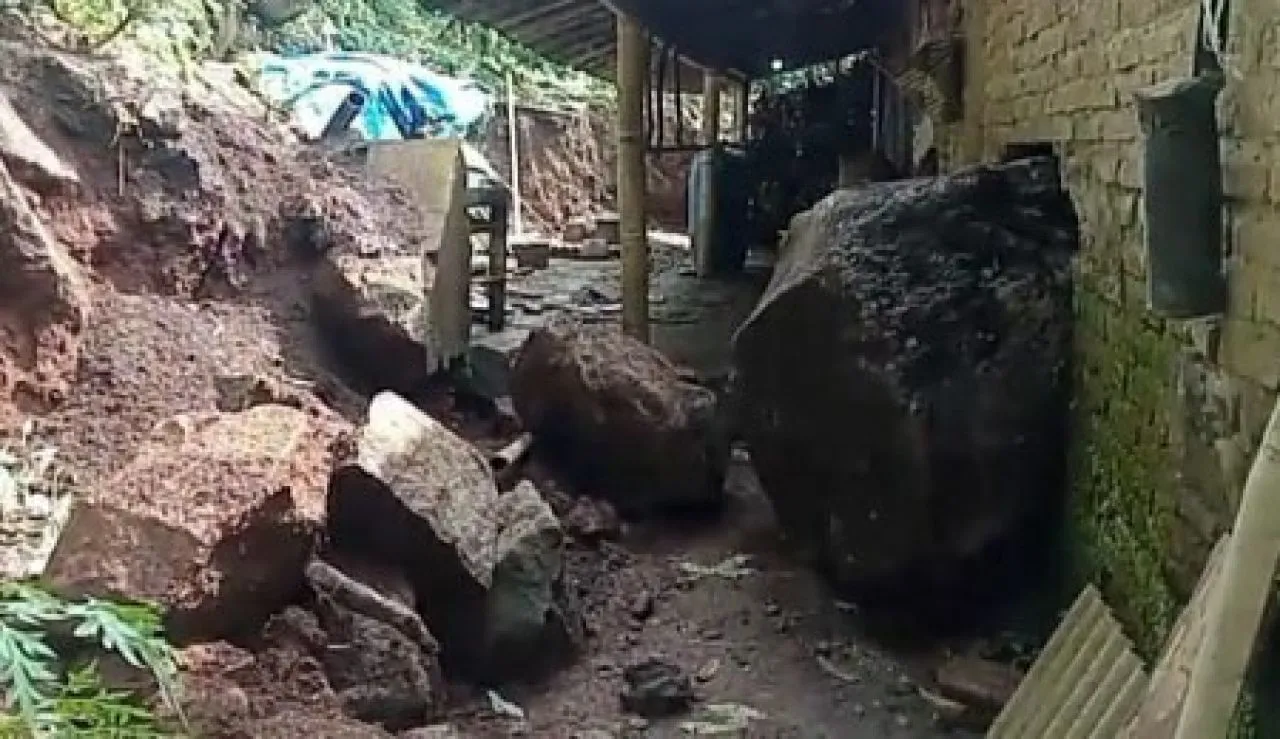 Rumah di Ngawi Tertimpa Longsoran Batu Besar
