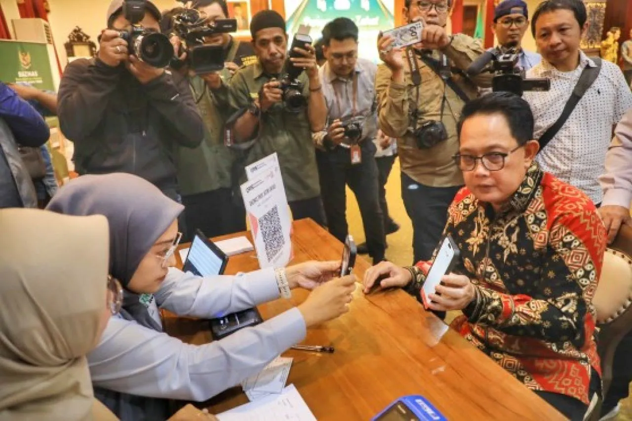 Pj Gubernur Adhy Bersama Forkopimda dan Pengusaha Bayar Zakat di Baznas