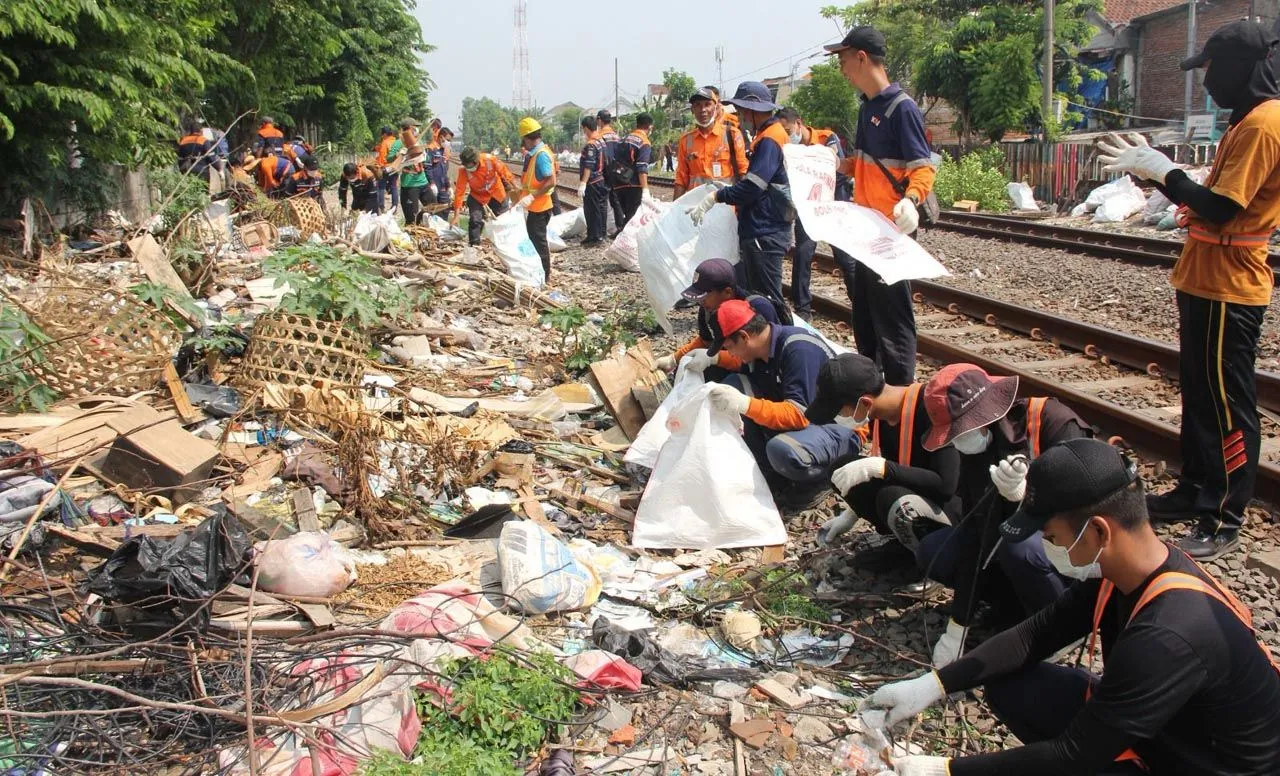 KAI Daop 8 Surabaya Bersihkan Sampah di Sekitar Lintasan Rel Kereta Api