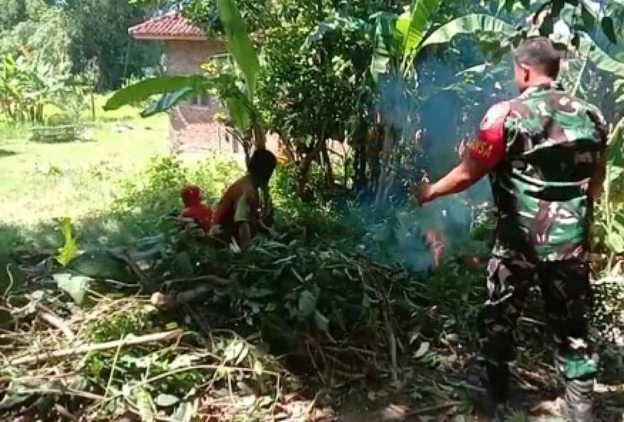 Babinsa Modung Karya Bakti Bersihkan Makam Bujuk Barid