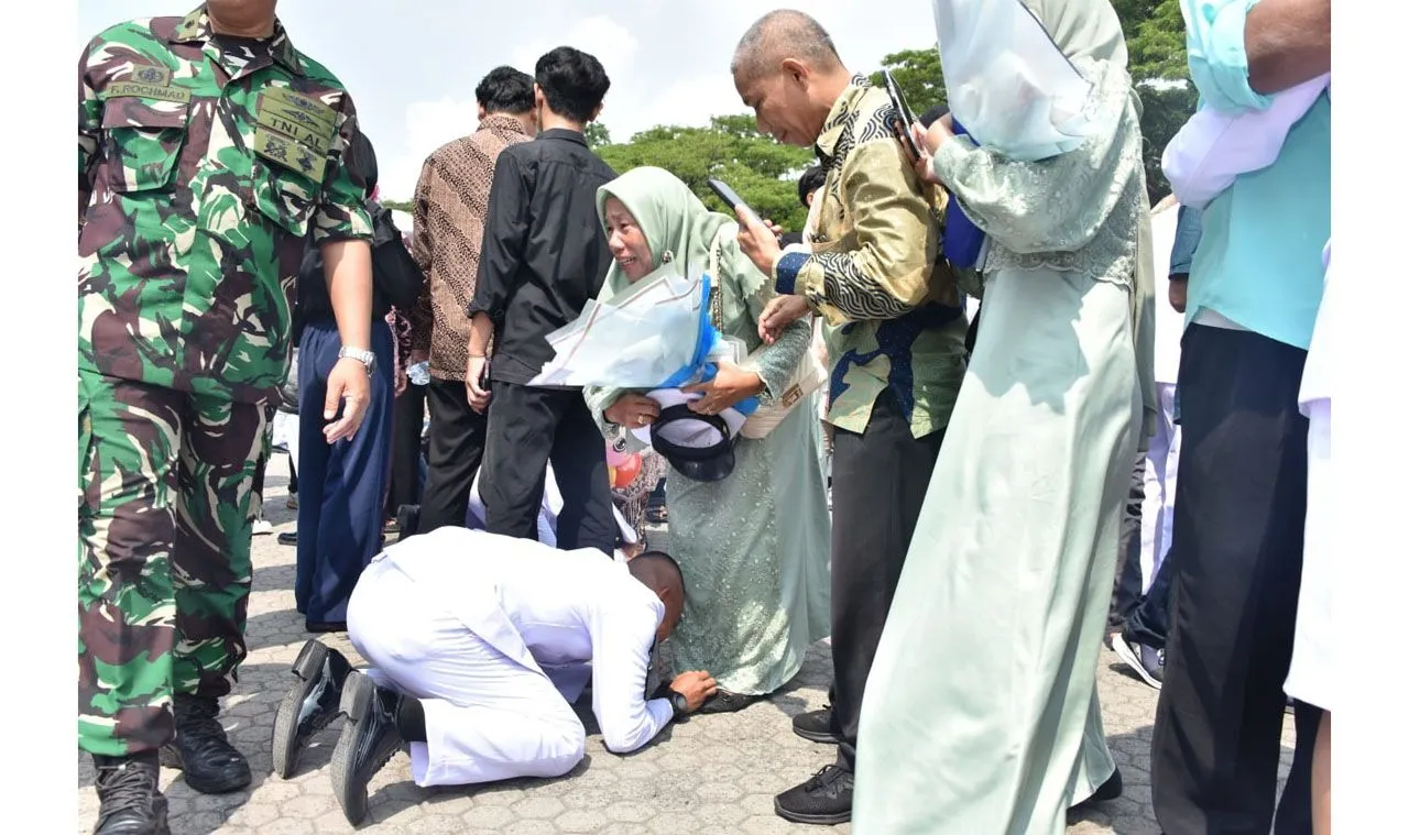 Resmi Sandang Sersan Dua, Bintara TNI AL Angkatan Sujud di Kaki Ibunya