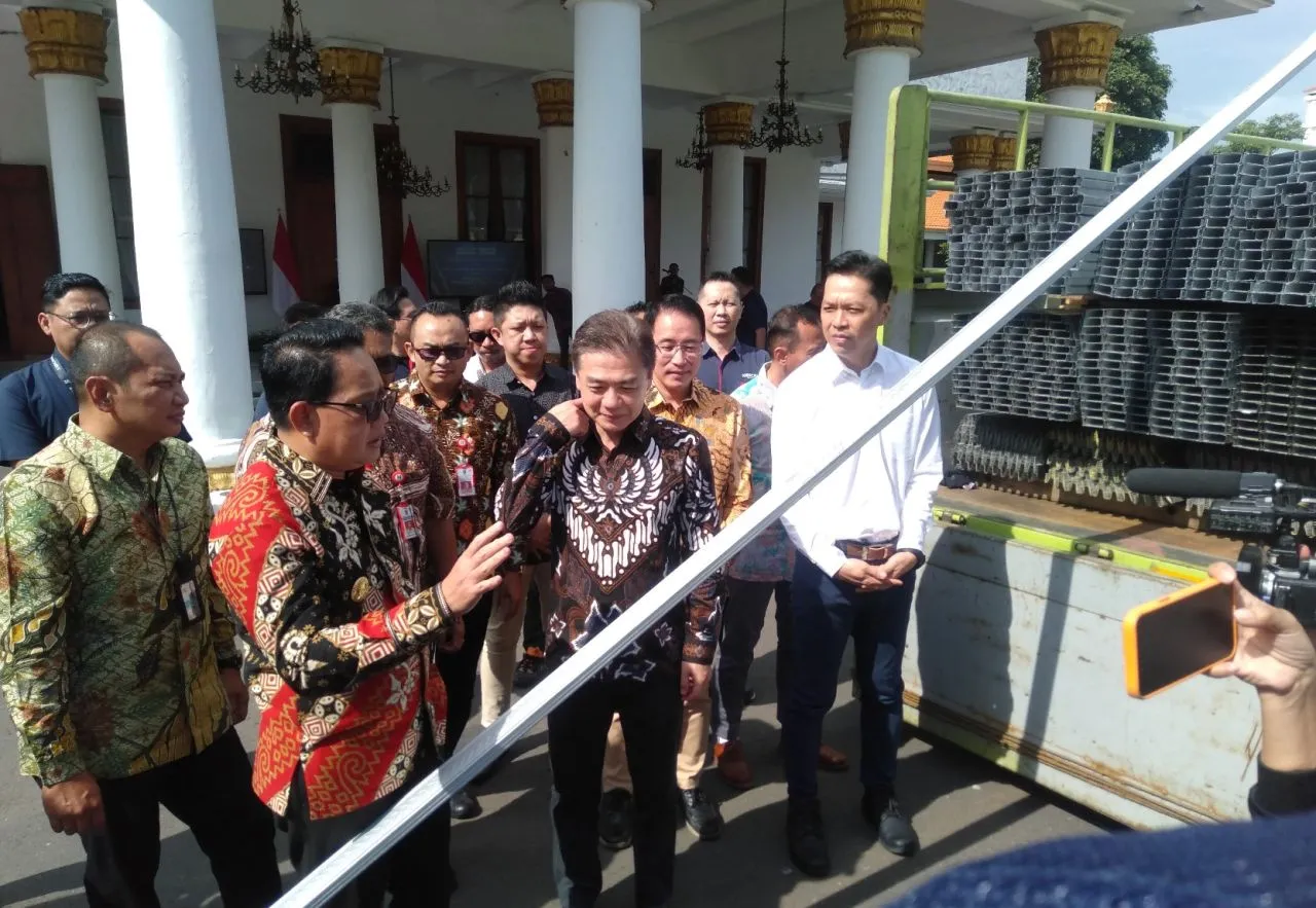 Pj. Gubernur Adhy Menerima Bantuan Baja Ringan dari PT Kepuh Kencana Arum