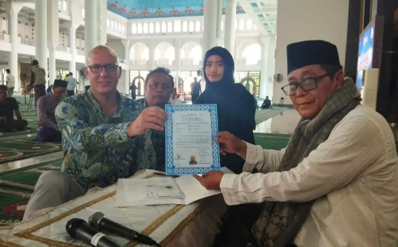 Atheis, WNA Kanada Masuk Islam di Masjid Al-Akbar