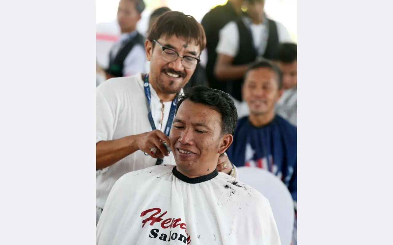 Kenalkan, Inilah Jamaah Ngasal yang Hobi Gelar Baksos Potong Rambut Gratis