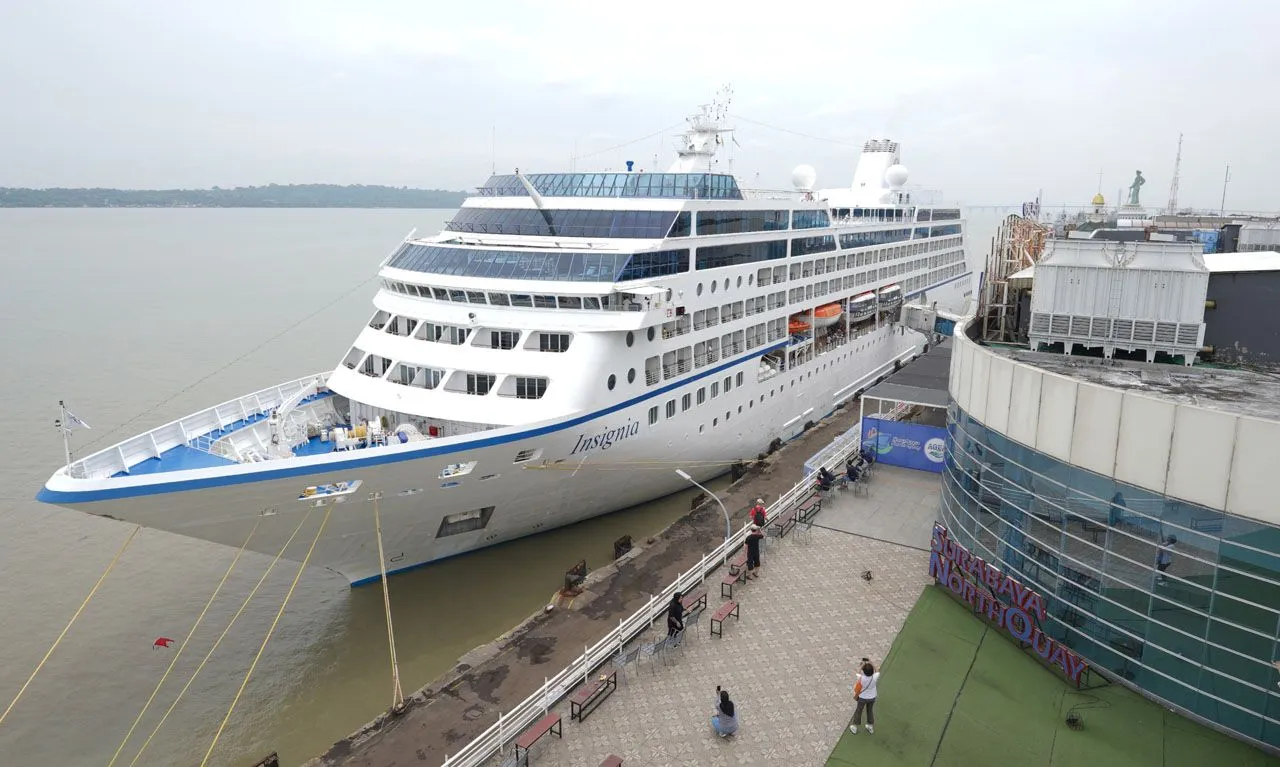 Perdana, Kapal Pesiar MV Insignia Kunjungi Pelabuhan Tanjung Perak
