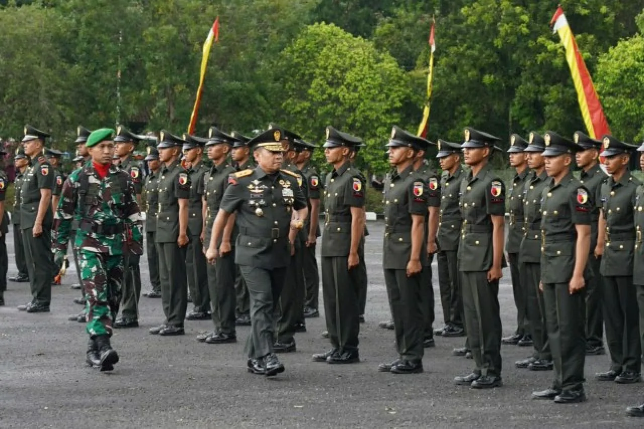 Mayjend TNI Rafael Granada Lantik 102 Siswa Tamtama Menjadi Prajurit TNI AD
