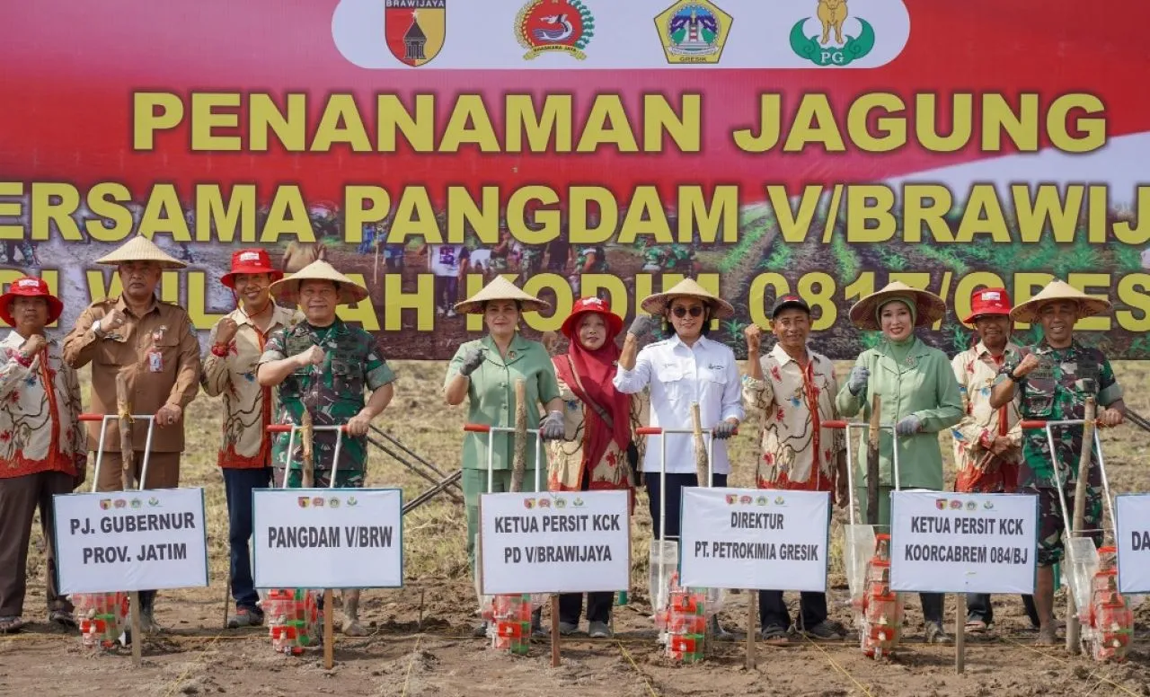 Pangdam V Brawijaya Pimpin Tanam Jagung Serentak di Wilayah Kodam V/Brawijaya