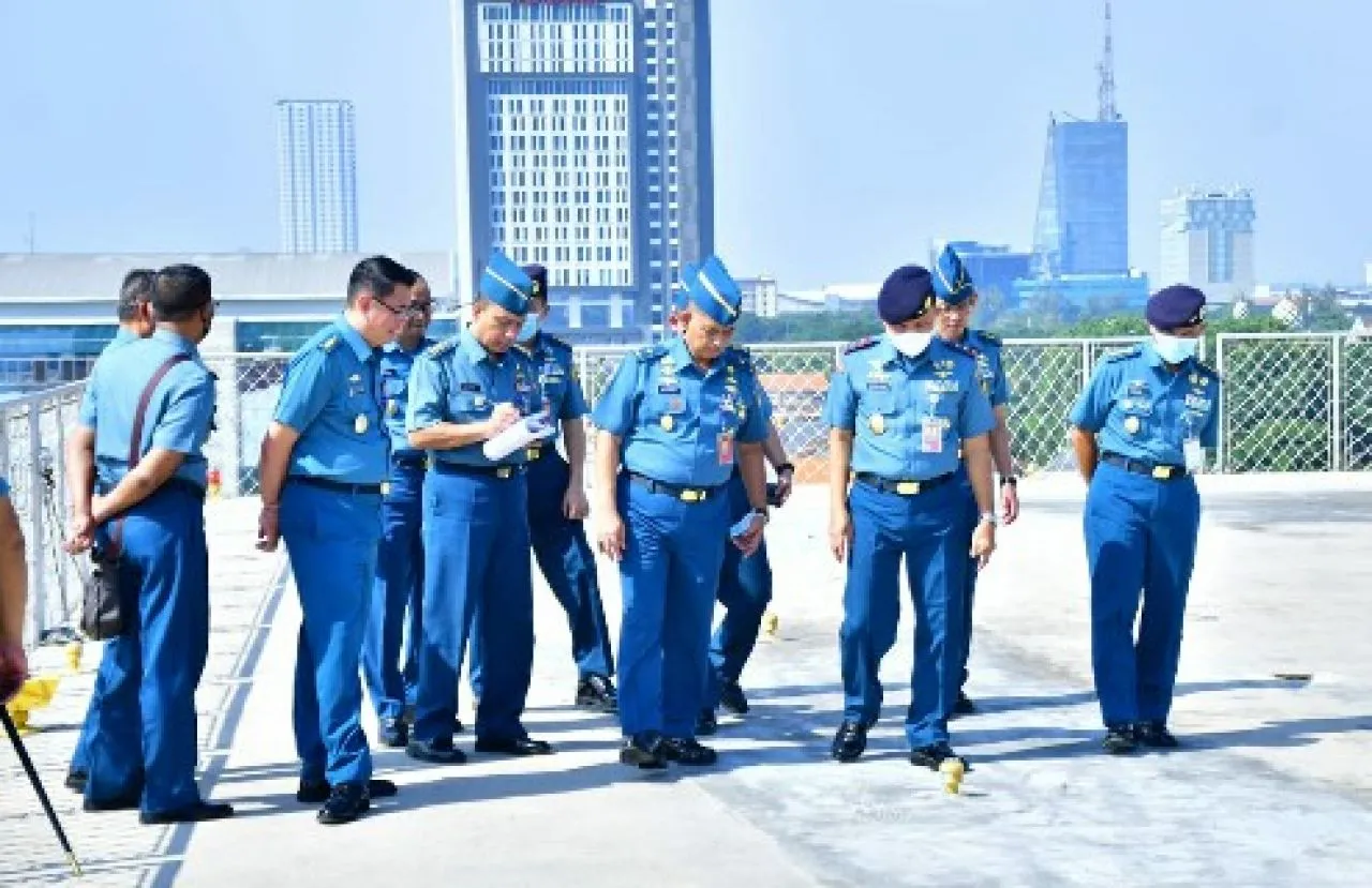 Komandan Puspenerbal Tinjau Pembangunan Fasilitas Helipad di RSPAL dr. Ramelan Surabaya