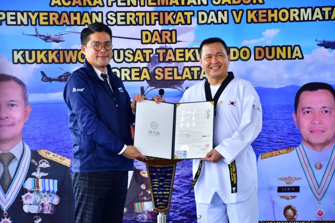 Asrenum Panglima TNl Terima Sabuk Kehormatan DAN V Taekwondo Kukkiwon