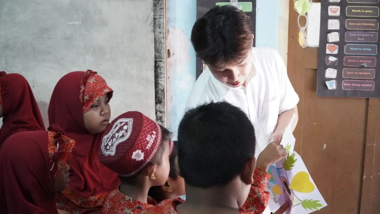 Para Mahasiswa PCU Berbagi Ilmu dalam Petra Mengajar III