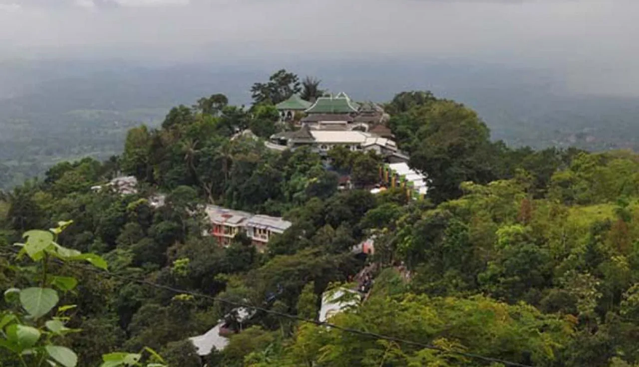 5 Makam Populer di Atas Gunung Indonesia
