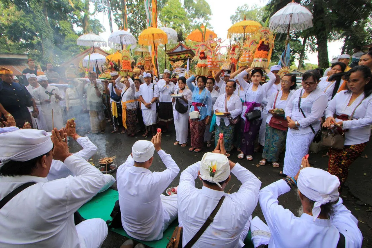 Umat Hindu Rayakan Melasti di Petirtaan Jolotundo