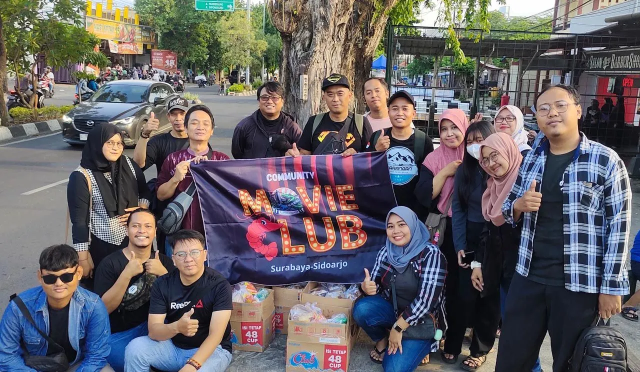 Movie Club Community Bagikan Ratusan Paket Takjil di Surabaya