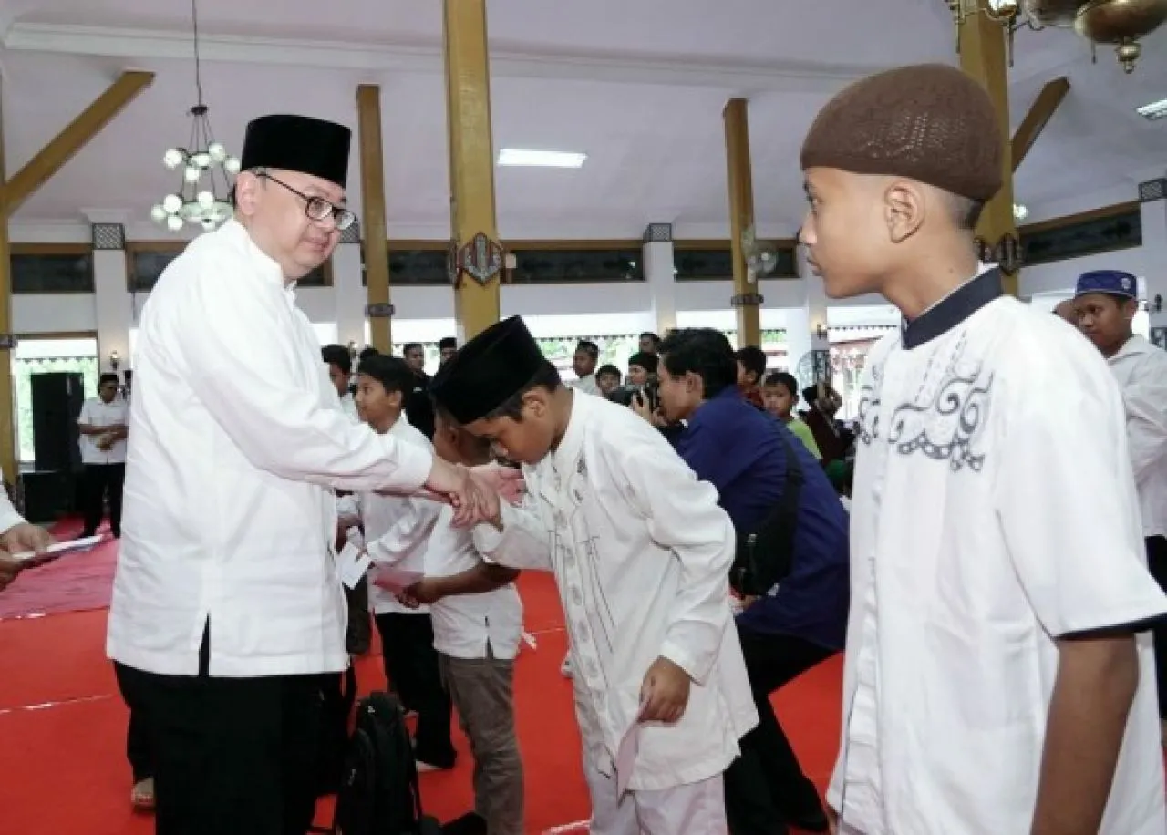 Pj. Sekdaprov Bobby Salurkan Santunan ke 1.000 Anak Yatim dan Gelar Pasar Murah