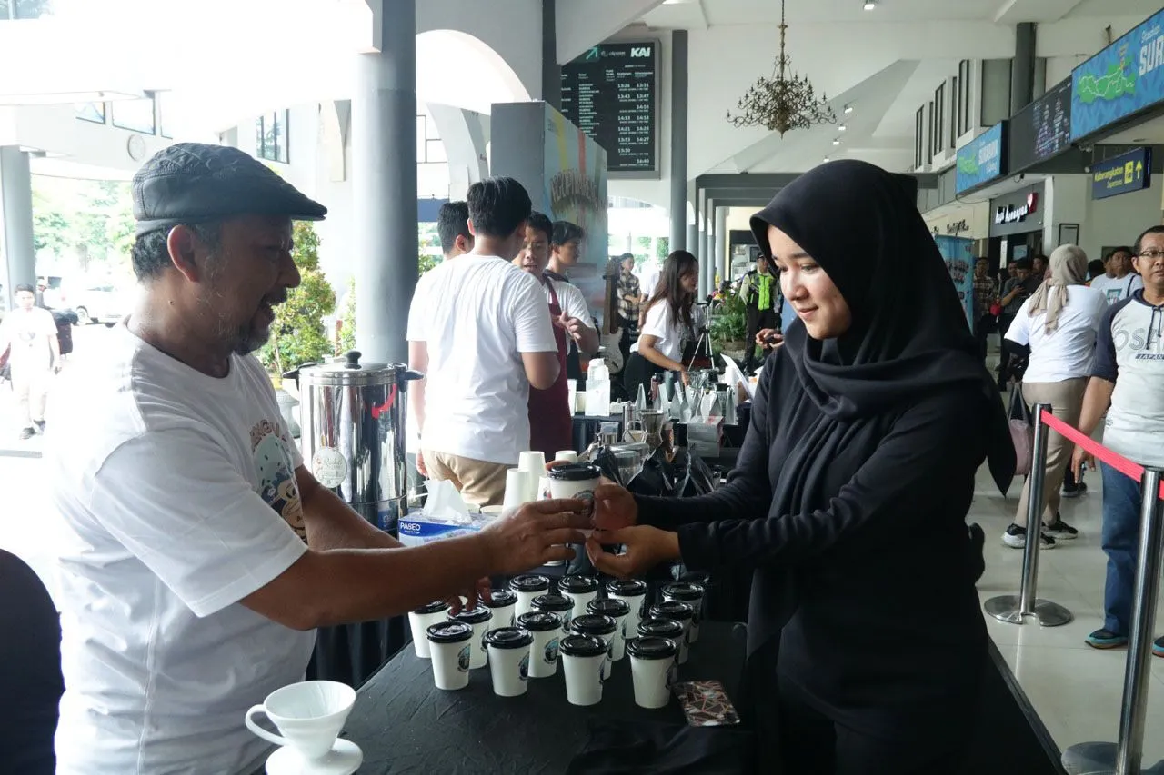 KAI Daop 8 Surabaya Bagikan Ribuan Cup Kopi Gratis