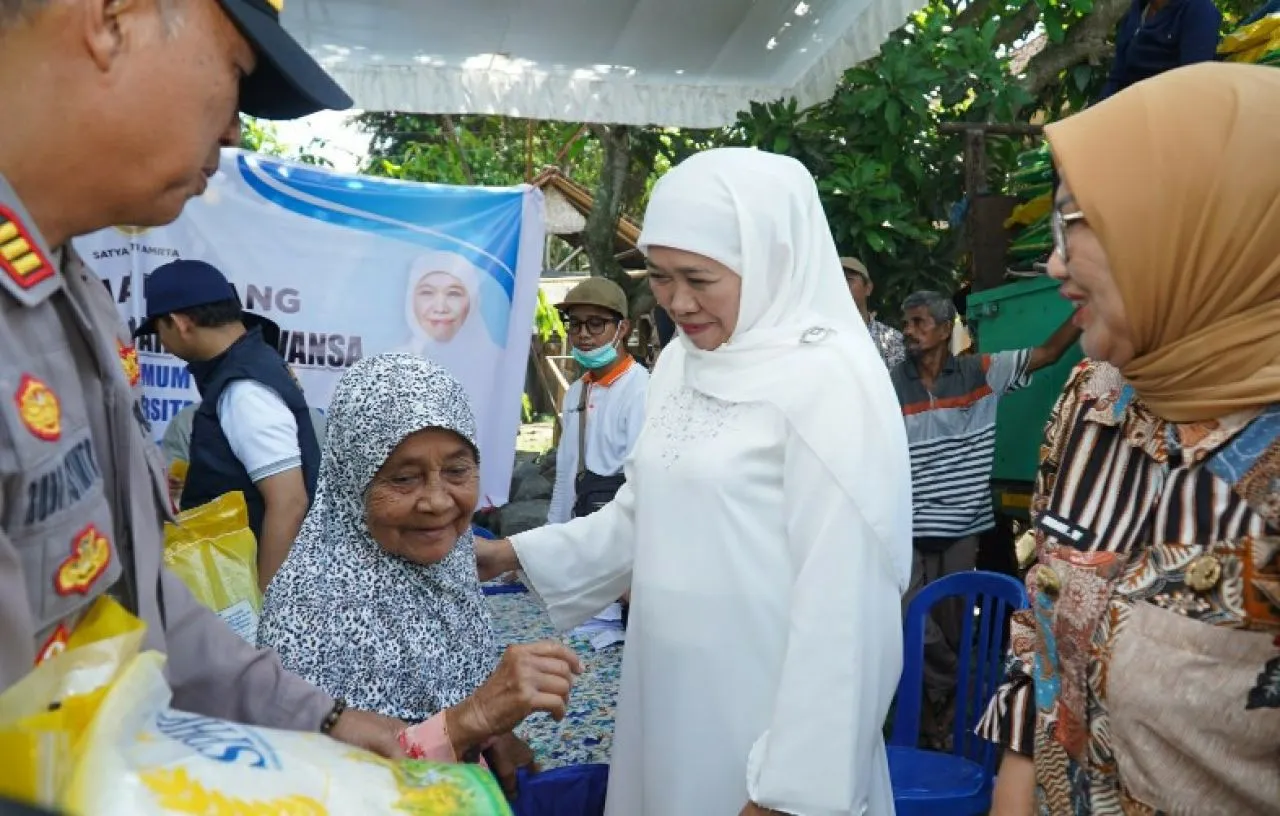 Pasar Murah dan Santunan Yatim,  Lansia Dhu'afa, Kerjasama Pemkab Lumajang dan IKA UNAIR
