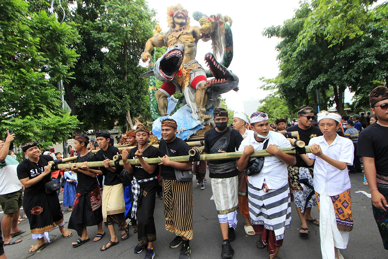 Kemeriahan Pawai Ogoh-Ogoh di Surabaya