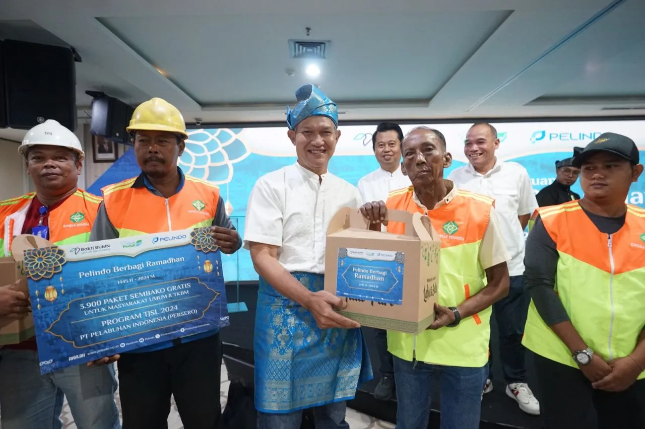 Pelindo Multi Terminal Bagikan Ribuan Takjil, Sembako dan Santuni Anak Yatim