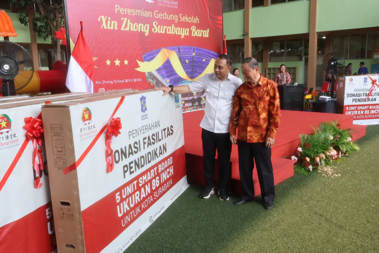Pemkot Surabaya Terima Bantuan Smartboard