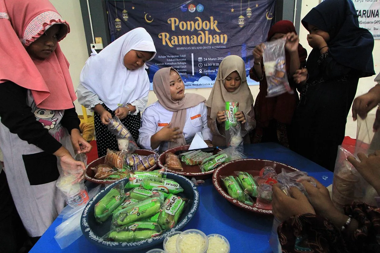 Gebrakan Ramadan, Karang Taruna RW 03 Ketintang Bagikan 300 Paket Takjil