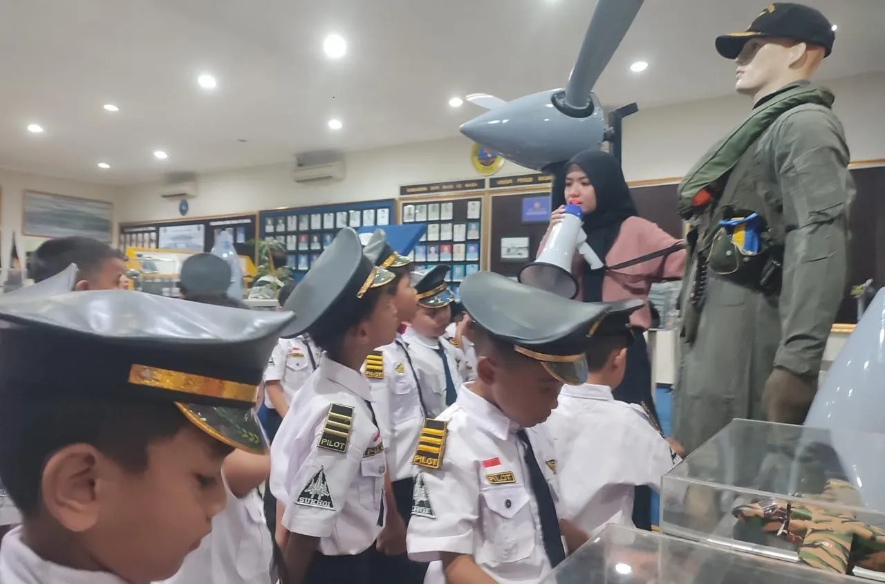 Keseruan Siswa dan Siswi Santo Arnoldus Mengunjungi Rumah Pintar Juanda Cendekia