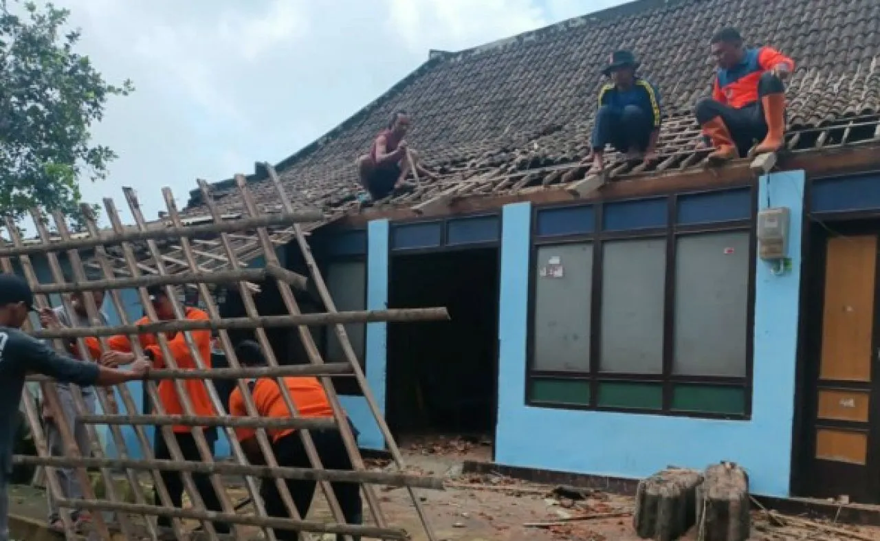 Tagana Magetan Perbaiki Rumah Terdampak Bencana Hidrometeorologi