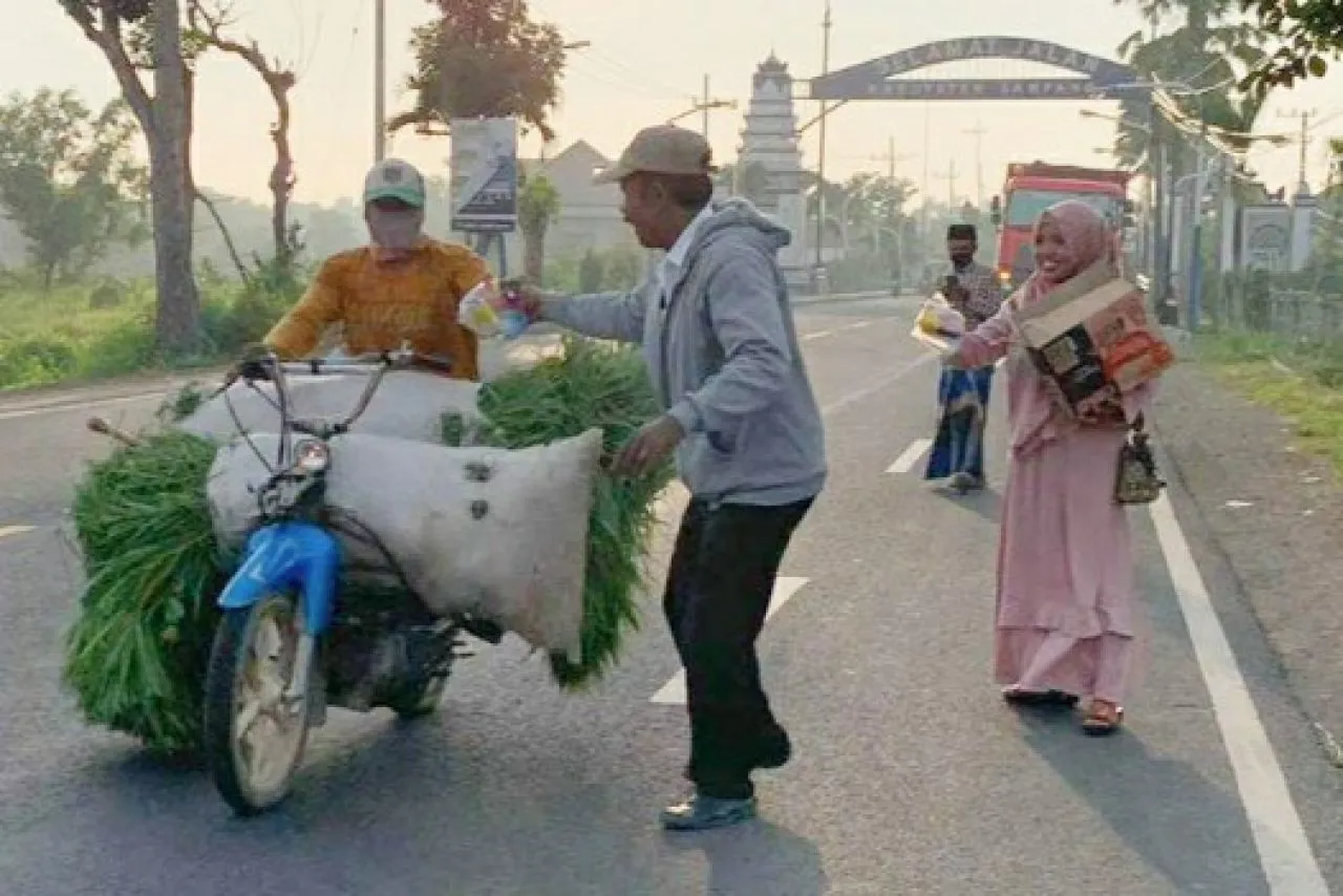 Basir Pj Kades Penyepen Bagi Takjil di Jalan Nasional Sampang-Bangkalan