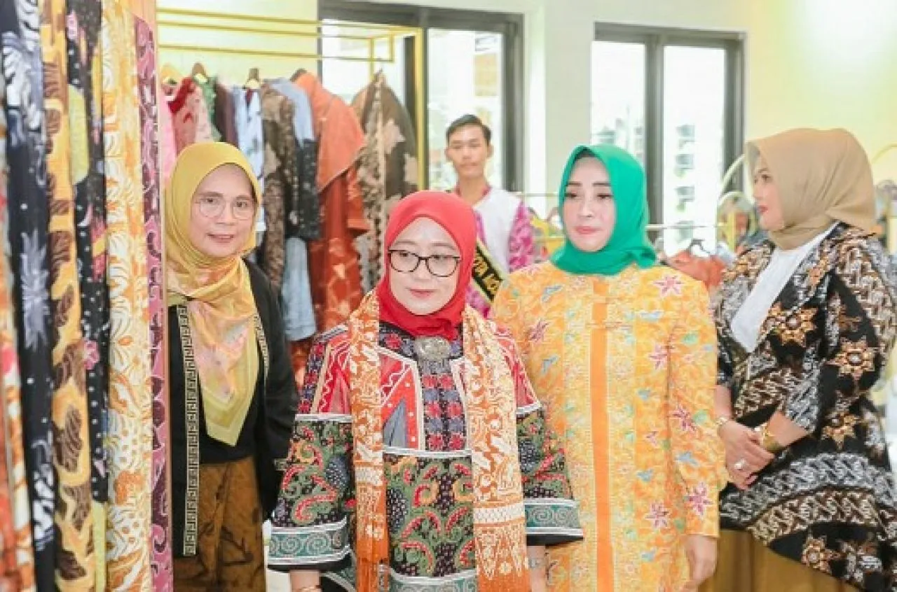 Pj Ketua Dekranasda Isye Kagumi Batik dan UMKM Khas Majapahit 